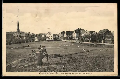 AK Grossbothen /Sa., Grimmaer Strasse an der Kirche, Schuljungen