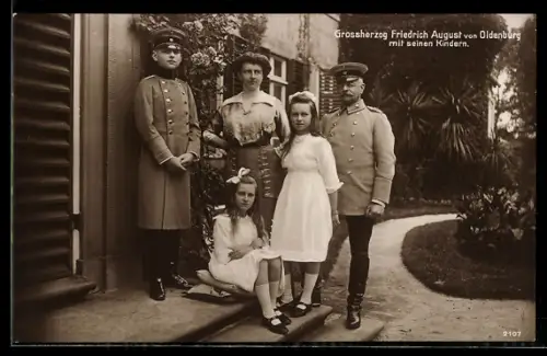 AK Grossherzog Friedrich August von Oldenburg mit seinen Kindern vor dem Haus stehend