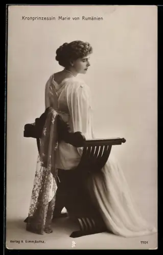 AK Kronprinzessin Marie von Rumänien auf einem Stuhl sitzend