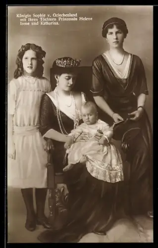 AK S.M. La Reine Sophie de Grece avec ses filles les princesses Helene, Irene et Catherine