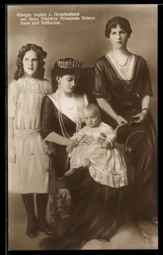 AK S.M. La Reine Sophie de Grece avec ses filles les princesses Helene, Irene et Catherine