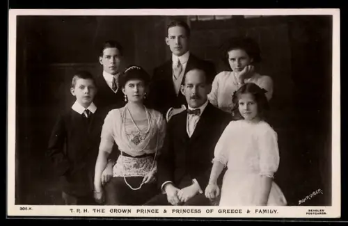 AK Portrait Kronprinz von Griechenland mit seiner Familie