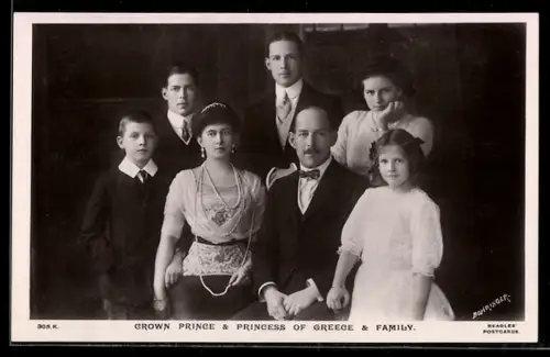 AK Portrait Kronprinz von Griechenland mit seiner Familie
