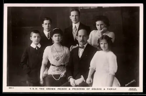 AK Portrait Kronprinz von Griechenland mit seiner Familie