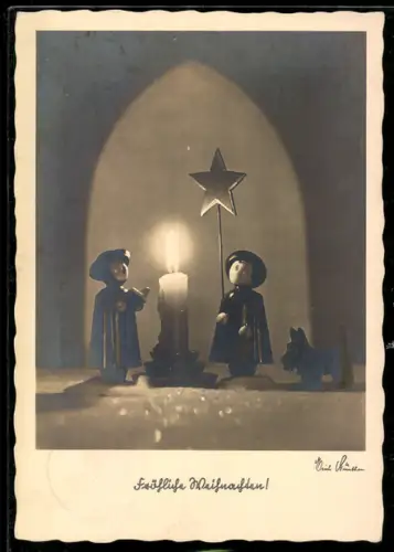 AK Singende Holzfiguren mit Weihnachtsstern und brennender Kerze, Holzspielzeug