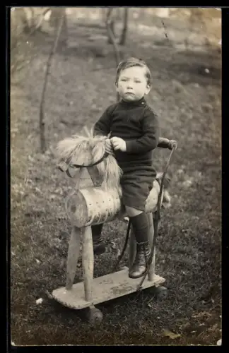 AK Kleiner Junge auf Spielzeugpferd