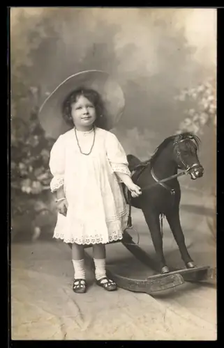 AK Mädchen mit grossem Hut und Schaukelpferd