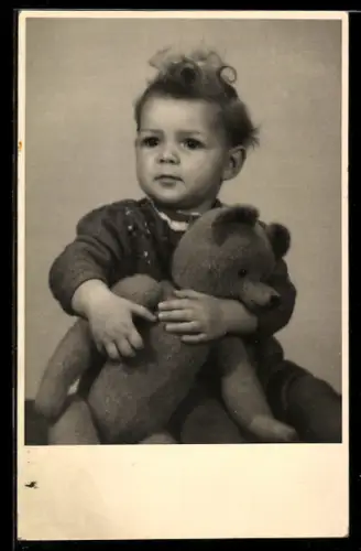 Foto-AK Kleines Mädchen mit grossem Teddybär