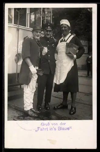 AK Travestie-Männer bei der Fahrt ins Blaue in die Umgebung von Dresden