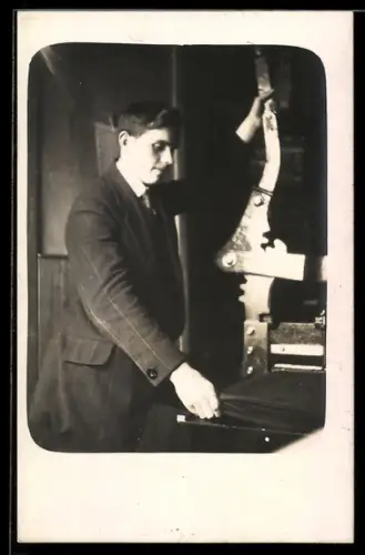 Foto-AK Mann mit Stanzmaschine bei der Arbeit