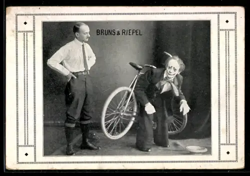 AK Komiker-Duo Bruns & Riepel, Slapstick-Nummer mit Fahrrad
