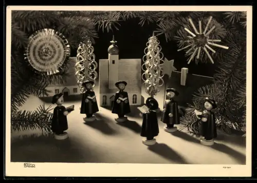 AK Singende Holzfiguren mit Weihnachtsstern, Kirche und Weihnachtsschmuck, Holzspielzeug