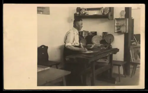 Foto-AK Vogtländischer Schnitzer bei der Heimarbeit, Handwerk