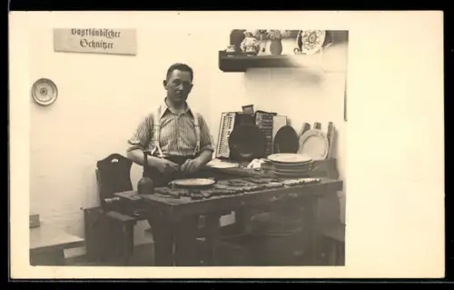 Foto-AK Vogtländischer Schnitzer bei der Heimarbeit, Handwerk