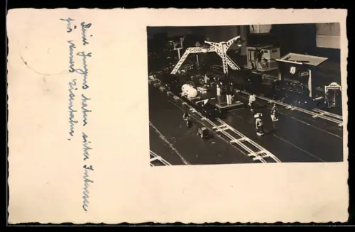 AK Modelleisenbahn-Anlage mit Dampflokomotive und Bahnhof, Spielzeug