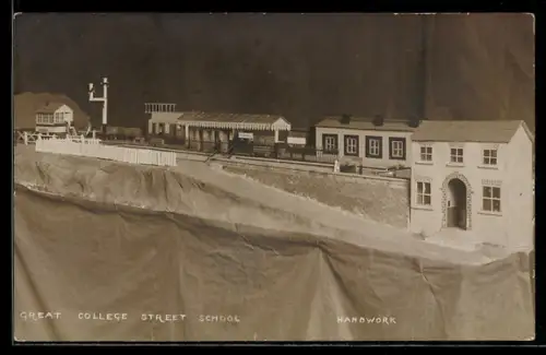Foto-AK Great College Street School, Spielzeug, Modellbau