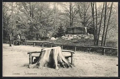 AK Landau, Luitpoldpark, Mutter m. Kindern am Baumstumpf
