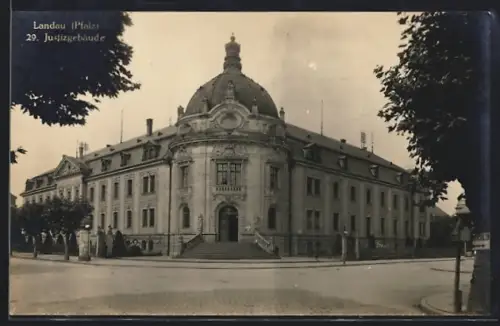 AK Landau /Pfalz, Strassenpartie am Justizgebäude