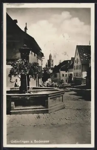 AK Ueberlingen a. Bodensee, Strassenpartie mit Brunnen