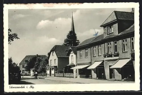 AK Schwarzenbek i. Lbg., Strassenzug mit Kirche und Wohnhäusern