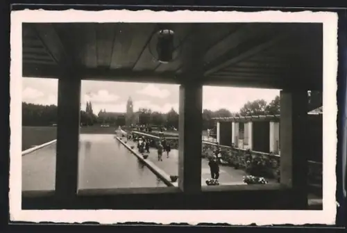 AK Wiesbaden a. Rh., Herbert-Anlagen, Durchblick von der Halle zum Bahnhof