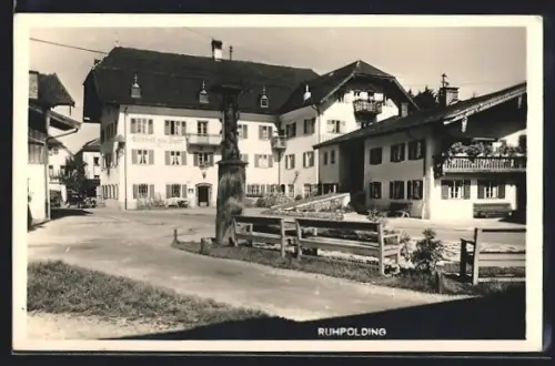 AK Ruhpolding, Gasthof zur Post, Dorfplatz, Brunnen