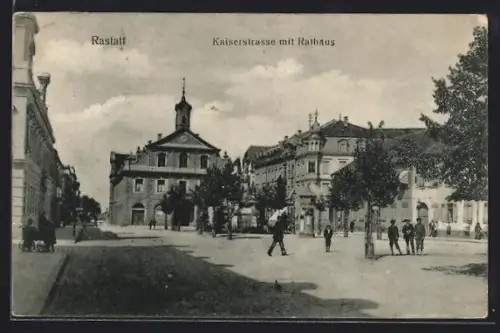 AK Rastatt, Kaiserstrasse mit Rathaus und Anwohnern