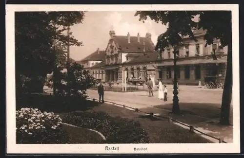 AK Rastatt, Bahnhof mit Strassenpartie