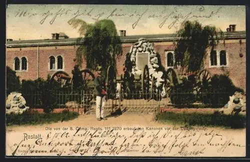 AK Rastatt, Die von der 8. Camp. Regts. 111 1870 erbeuteten Kanonen vor der Ludwigsfeste