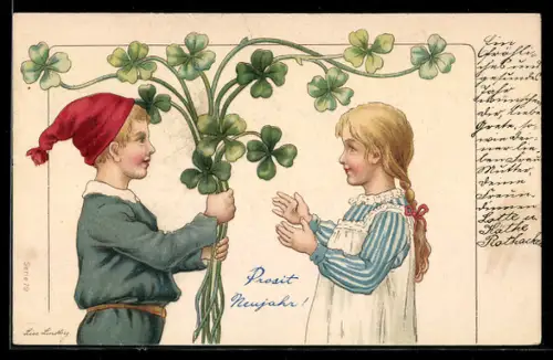 Künstler-AK sign. Lisa Lindberg: Junge überreicht dem Mädchen einen Strauss Kleeblätter