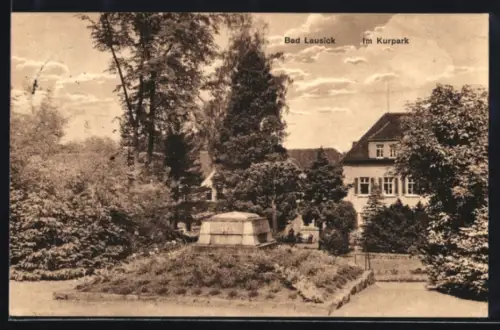 AK Bad Lausick, Kurpark mit Denkmal