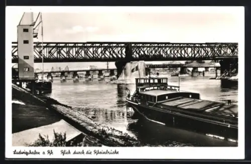 AK Ludwigshafen a. Rh., Blick durch die Rheinbrücke, Frachtschiff