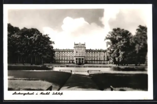 AK Ludwigslust / Meckl., Blick über den Teich auf das Schloss