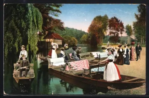 AK Frauen in einer Tracht aus dem Spreewald in Booten an der Abfahrtsstelle in Lübbenau