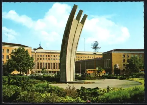 AK Berlin-Tempelhof, Luftbrückendenkmal
