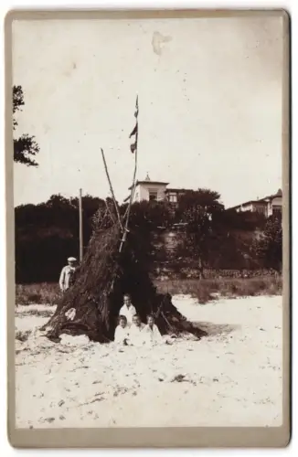 Fotografie unbekannter Fotograf, Ansicht Haffkrug, Maria Rudolf, Gretchen und Gertrud am Strand sitzend