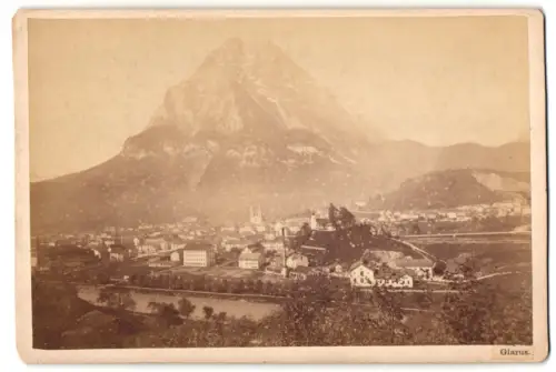 Fotografie T. Richard, Maenedorf am Zürichsee, Ansicht Glarus, Ortsansicht mit Berg 1886