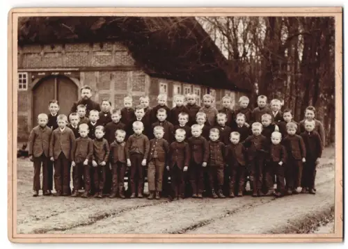 Fotografie Georg Gronemann, Walsrode, Ansicht Visselhövede, Hansenhof, Gruppenbild von Kindern vor einem Gebäude