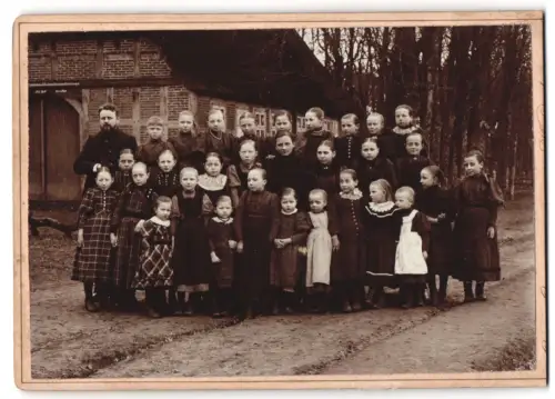 Fotografie Georg Gronemann, Walsrode, Ansicht Visselhövede, Hansenhof, Gruppenbild mit Mädchen vor einem Fachwerkhaus