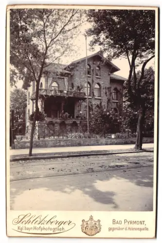 Fotografie Schitzberger, Bad Pyrmont, Ansicht Bad Pyrmont, Strassenpartie an einem schönen Gebäude