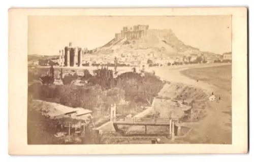 Fotografie unbekannter Fotograf, Ansicht Athen, Blick auf Akropolis mit Tempel des Zeus