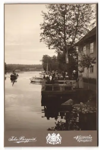Fotografie John Bergqvist, Filipstad, Kyrkogatan 6, Ansicht Filipstad, Idyllische Terrasse am Wasser mit Boot