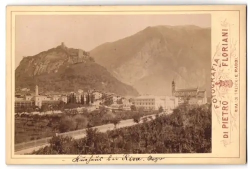 Fotografie Pietro Floriani, Riva di Trento e Rabbi, Ansicht Riva, Kurhaus mit idyllischem Bergpanorama