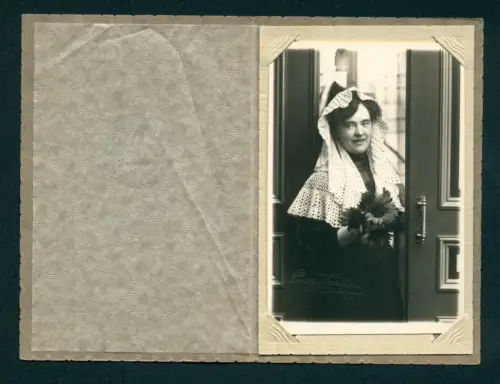 Fotografie Livan Karlson, Boras, Frau in schwedischer Tracht mit Blumenstrauss, Schweden