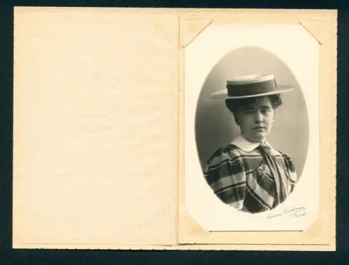 Fotografie Livan Karlson, Boras, Porträt einer Dame in kariertem Kleid mit Hut