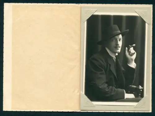 Fotografie Livan Karlson, Boras, Porträt eines eleganten Mannes mit Zigarre