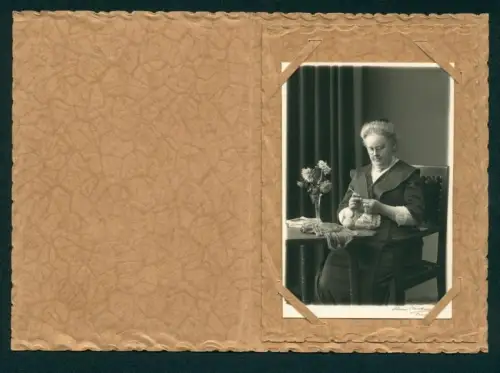 Fotografie Livan Karlson, Boras, Porträt einer Frau mit Brille beim Stricken