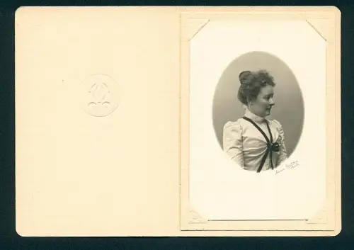 Fotografie Livan Karlson, Boras, Porträt einer eleganten Dame im Profil