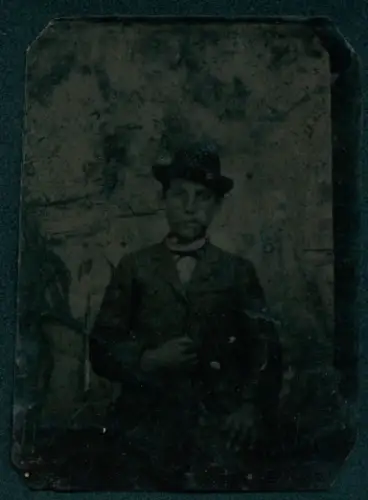 Fotografie Ferrotypie unbekannter Fotograf und Ort, Porträt eines Jungen mit Hut im Anzug