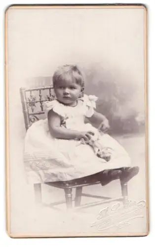 Fotografie Lantin, Aachen, Friedrich-Wilhelm-Platz 10, Kleines Kind auf Stuhl